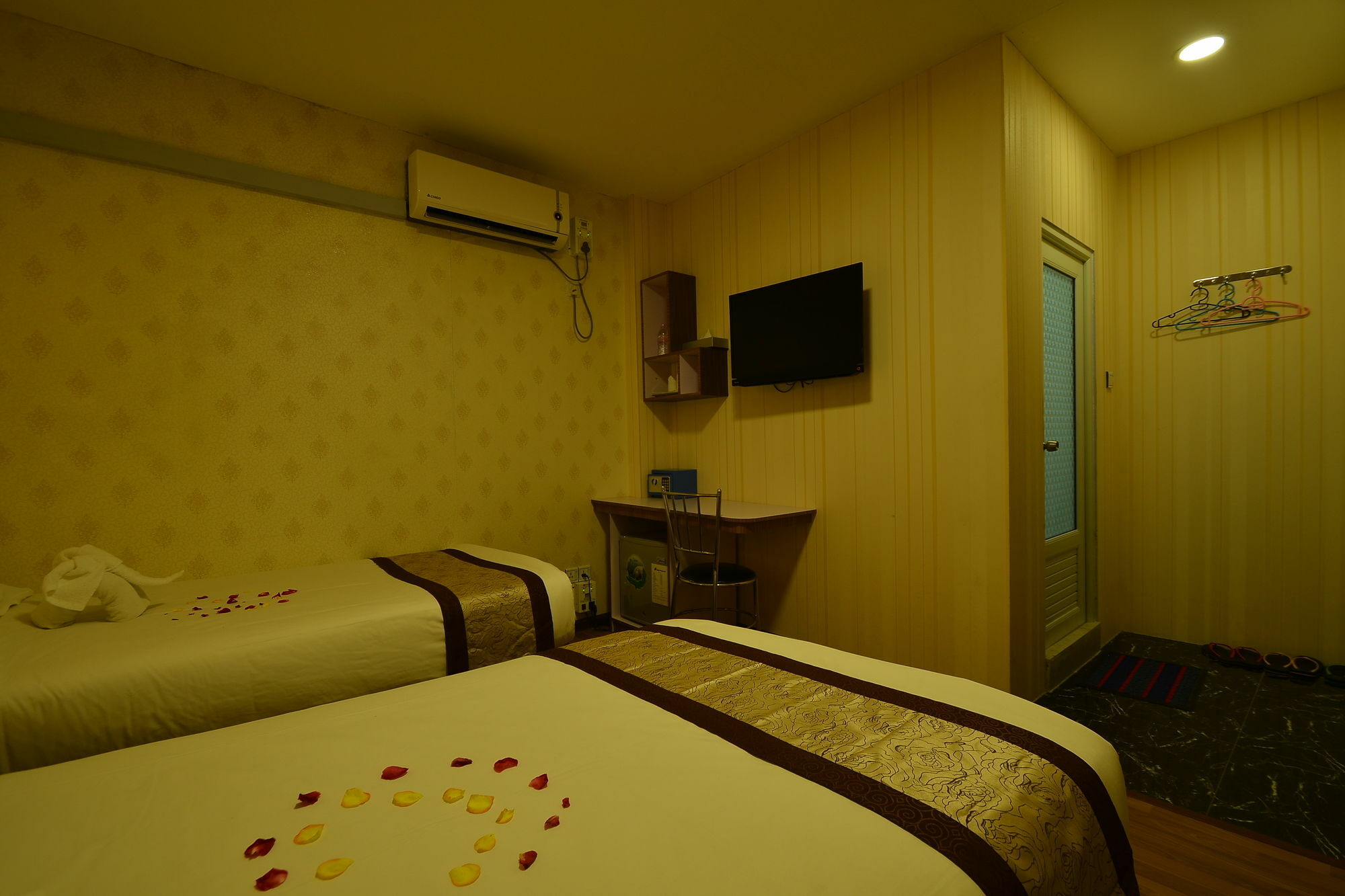Family Treasure Yangon Hotel Exterior photo